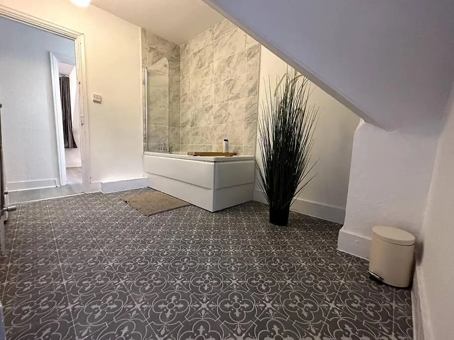 Incredible 2 Bedroom On Tower Bridge London Apartment